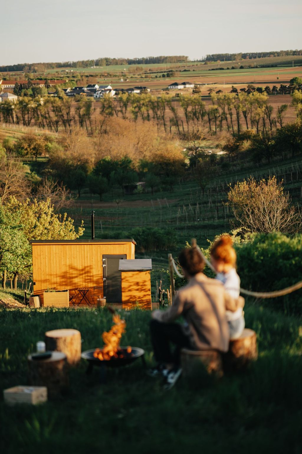 Příroda kolem maringotky — klidně glamping